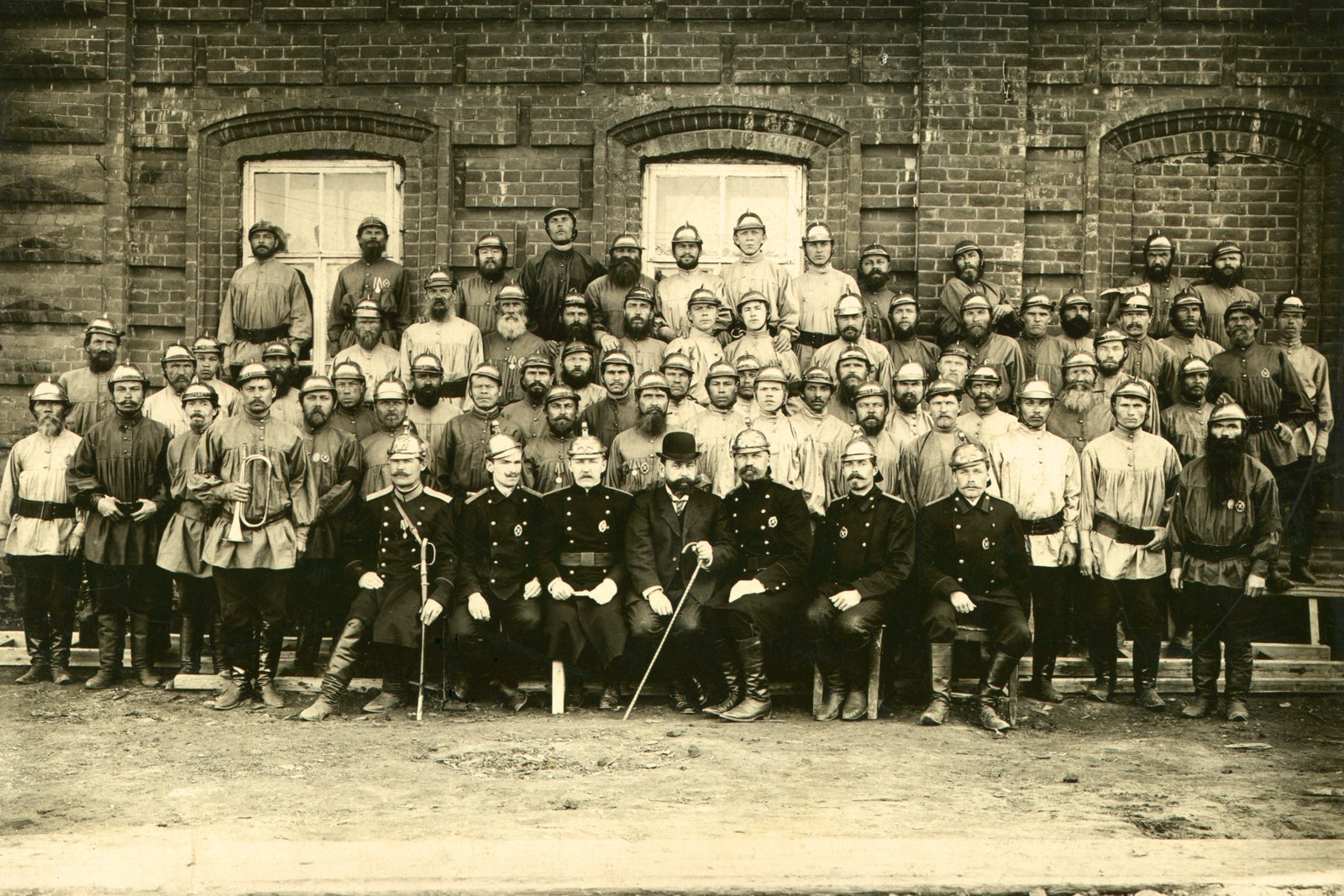 Пожарная команда - в центре голова города Павел Башенин. Фото 1902 года